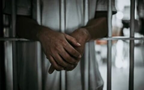 Kuwait: Government employee jailed for 5 years over bribe